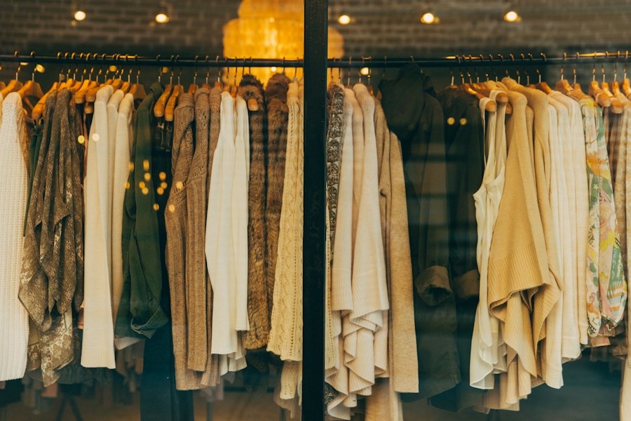 Tienda de ropa con prendas seleccionadas